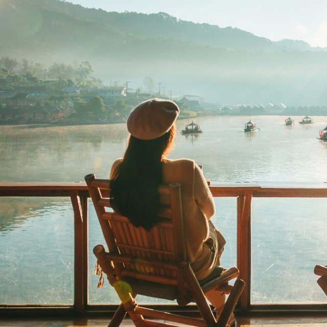 cuadrado mujer sentada disfrutando la vista – L' Atelier Viajes | Diseño de Itinerarios a Medida