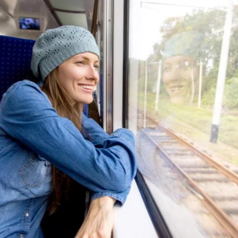 cuadrado young woman traveling by train 1 – L' Atelier Viajes | Diseño de Itinerarios a Medida