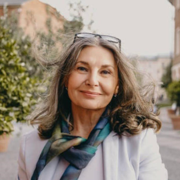 Agente de viajes en Barcelona recomendando itinerarios boutique de L’Atelier Viajes.