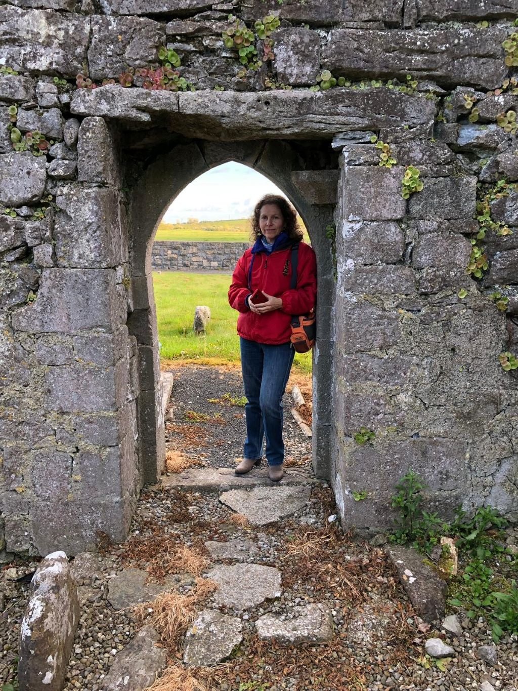“Mujer en viaje espiritual caminando entre paisajes antiguos