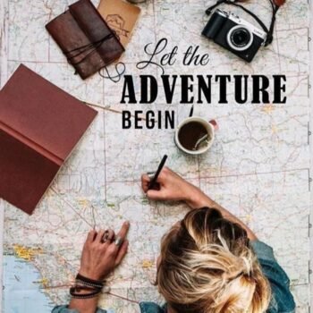 Mesa con mapas, plum, herramientas de diseño de itinerarios, diseño de viajes a medida y un café