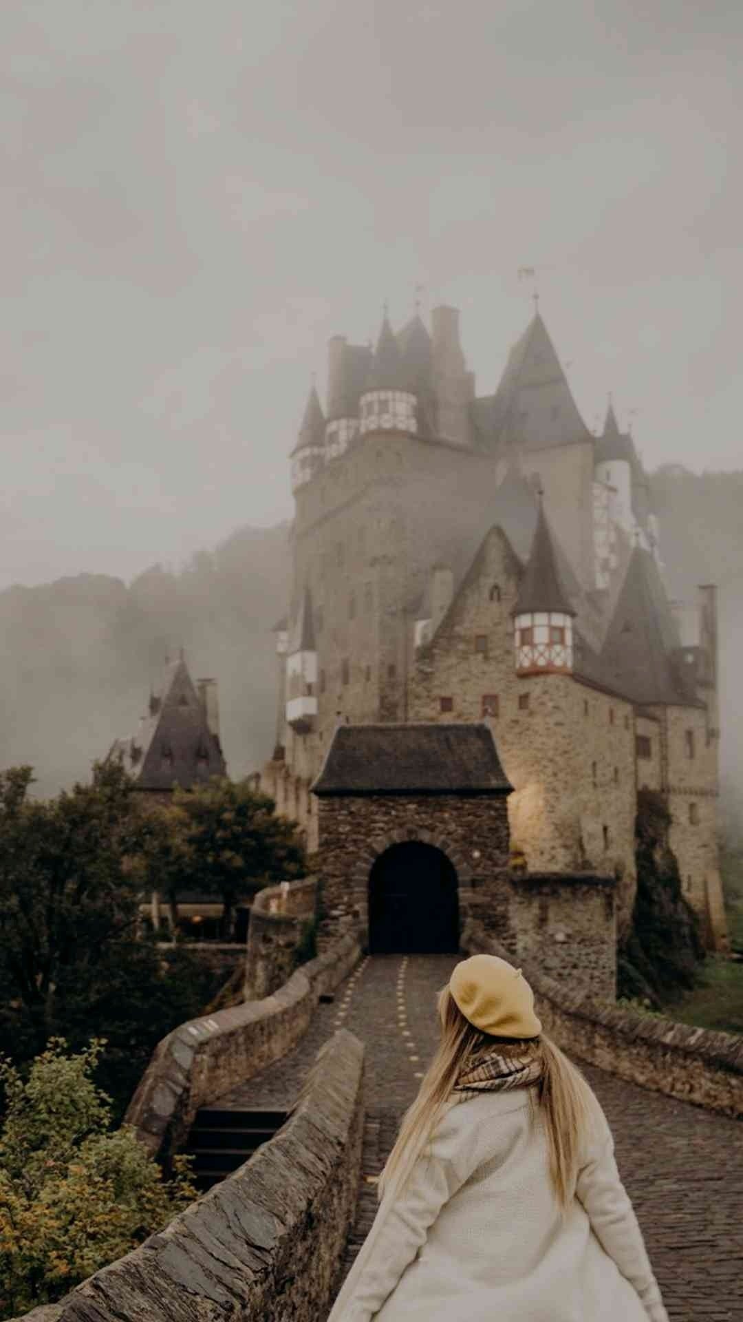 Llegando al castillo al atardecer - paisaje romántico a contracorriente