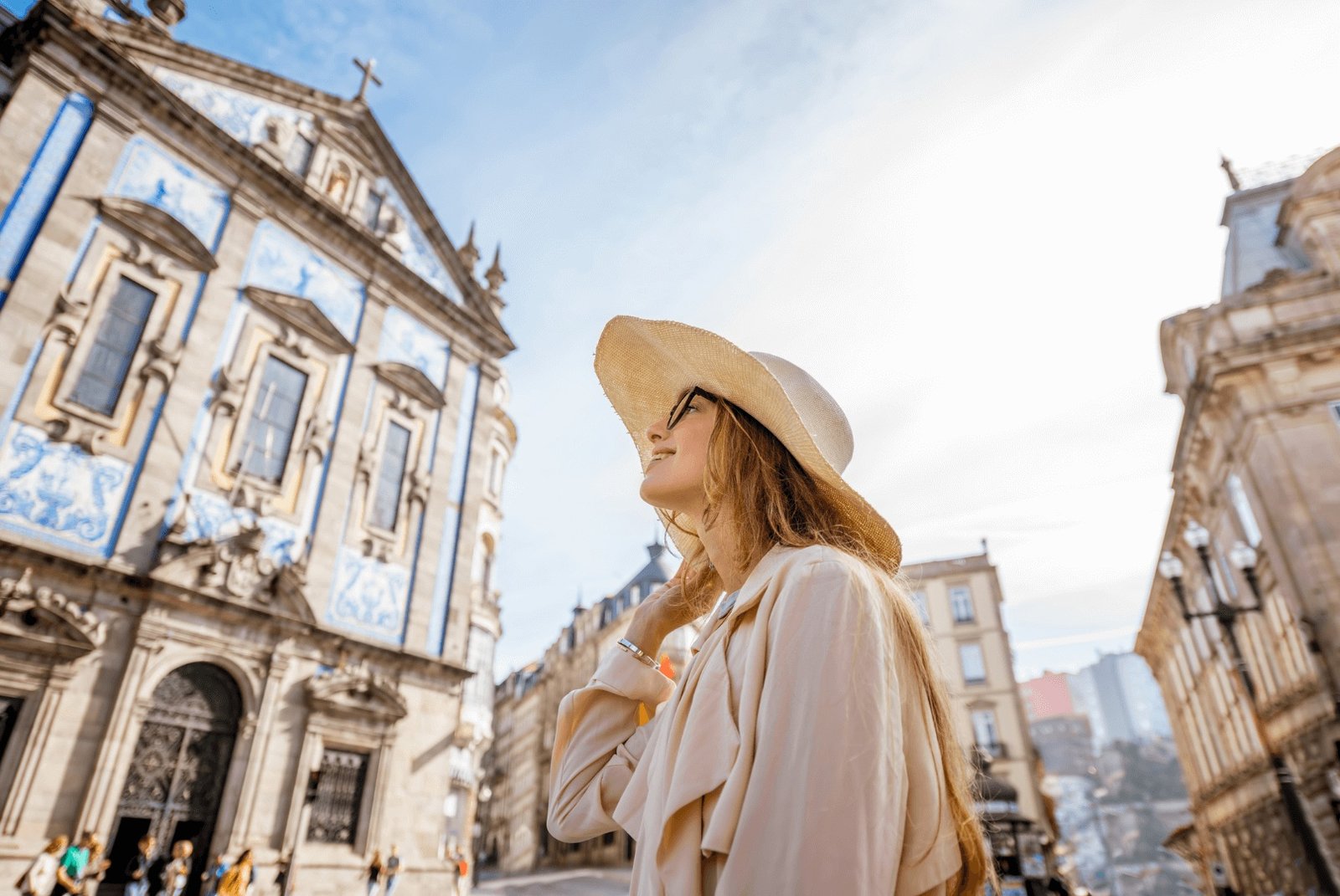 Viajera con tiempo para admirar Iglesia Congregados azulejos azules Porto