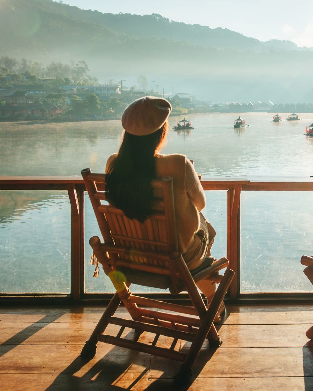 Una mujer hace una pausa en el camino, disfrutando el silencio fértil, y la espectacular vista del río.