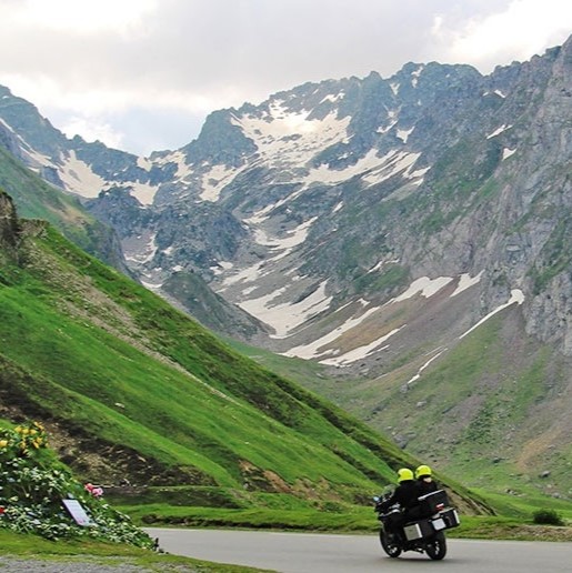 Motociclistas recorre una carretera de montaña en la ruta de Francisco y Bettina