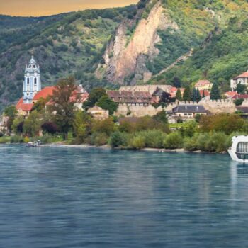 Cómo Elegir un Crucero Fluvial · Europa - navega por el Danubio junto a Dürnstein, Austria.