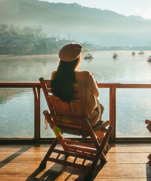 Una mujer hace una pausa en el camino, disfrutando el silencio fértil, y la espectacular vista del río.